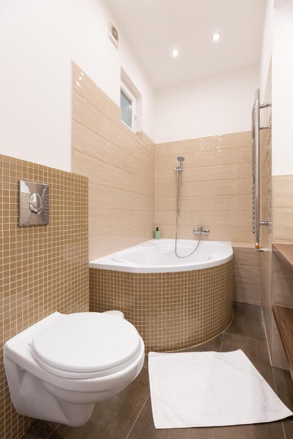 Lovely 2-Bedroom Apartment At The Vaci Street Budapest Exterior photo